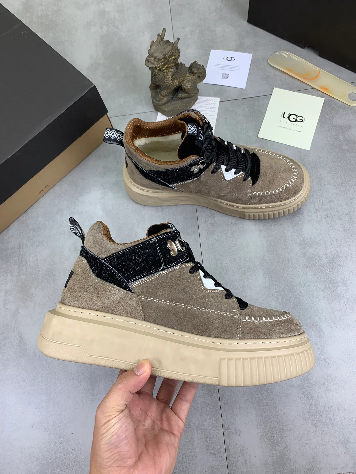 Men's shoes 💰P640 [New style] 💰 🆘 "Real wool" [UGG] 👉The popular men's shoes are synchronized with the official website 🔰The quality of the genuine products [satisfied] is not comparable to the imitations in the general market 🌀The upper is imported Italian frosted cowhide, and the lining is: foot pad 🅰️ grade 🐑Real wool👻Only Grade A can show the effect The hand feels smooth and delicate 🔱The shoe shape is grand, only genuine manufacturers can do it 🎄The perfect toughness of the original outsole 👻⬛️ allows customers to say goodbye to one-time consumption. Real wool lining, super warm. Available in black, brown and gray. Size: 39-44